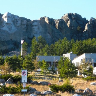 Mount Rushmore National Memorial. - Gebäude, Felsen, Bäume, Berg, Mount Rushmore National Memorial, Steine, Abraham Lincoln, George Washington, Theodore Roosevelt, Thomas Jefferson, Denkmal, Black Hills, Granit, Porträt, Mount Rushmore, National Memorial, Bergkette, US-Präsidenten, Präsidenten, Monument, Charles Rushmore, Shrine of Democracy - (Keystone, South Dakota, Vereinigte Staaten)