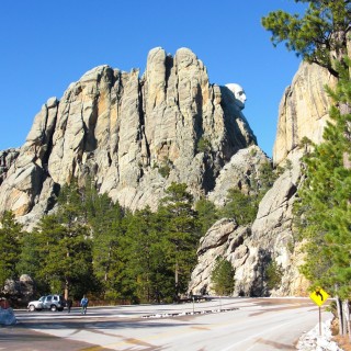 Mount Rushmore National Memorial. - Strasse, Schild, Tafel, Felsen, Bäume, Berg, Mount Rushmore National Memorial, Parkplatz, Abraham Lincoln, George Washington, Theodore Roosevelt, Thomas Jefferson, Denkmal, Black Hills, Mount Rushmore, National Memorial, Bergkette - (Keystone, South Dakota, Vereinigte Staaten)