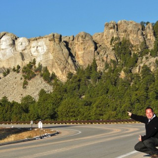 Mount Rushmore National Memorial. - Strasse, Felsen, Bäume, Berg, Mount Rushmore National Memorial, Abraham Lincoln, George Washington, Theodore Roosevelt, Thomas Jefferson, Denkmal, Black Hills, Granit, Porträt, Mount Rushmore, National Memorial, Bergkette, US-Präsidenten, Präsidenten, Monument, Charles Rushmore, Shrine of Democracy - WEISSINGER Andreas - (Keystone, South Dakota, Vereinigte Staaten)