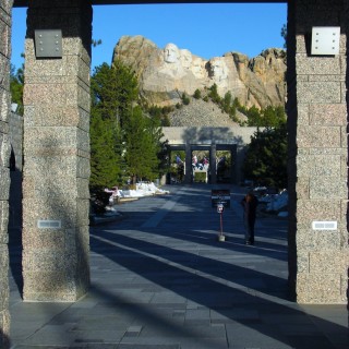 Mount Rushmore National Memorial. - Felsen, Berg, Mount Rushmore National Memorial, Abraham Lincoln, George Washington, Theodore Roosevelt, Thomas Jefferson, Denkmal, Black Hills, Granit, Porträt, Mount Rushmore, National Memorial, Bergkette, US-Präsidenten, Präsidenten, Monument, Charles Rushmore, Shrine of Democracy - (Keystone, South Dakota, Vereinigte Staaten)