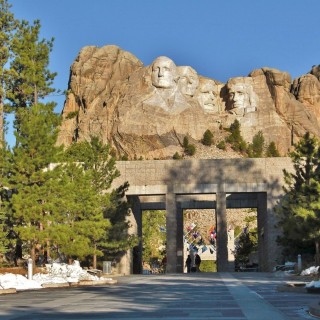 Mount Rushmore National Memorial. - Felsen, Berg, Mount Rushmore National Memorial, Abraham Lincoln, George Washington, Theodore Roosevelt, Thomas Jefferson, Denkmal, Black Hills, Granit, Porträt, Mount Rushmore, National Memorial, Bergkette, US-Präsidenten, Präsidenten, Monument, Charles Rushmore, Shrine of Democracy - (Keystone, South Dakota, Vereinigte Staaten)