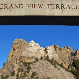 Mount Rushmore National Memorial. Grand View Terrace - Mount Rushmore National Memorial. - Felsen, Berg, Mount Rushmore National Memorial, Abraham Lincoln, George Washington, Theodore Roosevelt, Thomas Jefferson, Denkmal, Black Hills, Granit, Porträt, Mount Rushmore, National Memorial, Bergkette, US-Präsidenten, Präsidenten, Monument, Charles Rushmore, Shrine of Democracy, Grand View Terrace - (Keystone, South Dakota, Vereinigte Staaten)