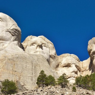 Mount Rushmore National Memorial. Presidential Trail - Mount Rushmore National Memorial. - Felsen, Berg, Mount Rushmore National Memorial, Abraham Lincoln, George Washington, Theodore Roosevelt, Thomas Jefferson, Denkmal, Black Hills, Granit, Porträt, Mount Rushmore, National Memorial, Bergkette, US-Präsidenten, Präsidenten, Monument, Charles Rushmore, Shrine of Democracy, Presidential Trail, Rundwanderweg - (Keystone, South Dakota, Vereinigte Staaten)