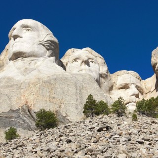 Mount Rushmore National Memorial. Presidential Trail - Mount Rushmore National Memorial. - Felsen, Berg, Mount Rushmore National Memorial, Abraham Lincoln, George Washington, Theodore Roosevelt, Thomas Jefferson, Denkmal, Black Hills, Granit, Porträt, Mount Rushmore, National Memorial, Bergkette, US-Präsidenten, Präsidenten, Monument, Charles Rushmore, Shrine of Democracy, Presidential Trail, Rundwanderweg - (Keystone, South Dakota, Vereinigte Staaten)