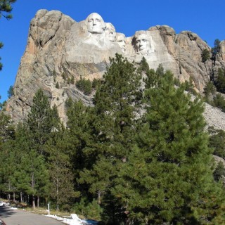 Mount Rushmore National Memorial. Presidential Trail - Mount Rushmore National Memorial. - Felsen, Berg, Mount Rushmore National Memorial, Abraham Lincoln, George Washington, Theodore Roosevelt, Thomas Jefferson, Denkmal, Black Hills, Granit, Porträt, Mount Rushmore, National Memorial, Bergkette, US-Präsidenten, Präsidenten, Monument, Charles Rushmore, Shrine of Democracy, Presidential Trail, Rundwanderweg - (Keystone, South Dakota, Vereinigte Staaten)