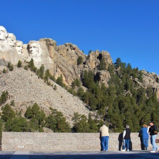 Mount Rushmore National Memorial. Grand View Terrace - Mount Rushmore National Memorial. - Felsen, Berg, Mount Rushmore National Memorial, Abraham Lincoln, George Washington, Theodore Roosevelt, Thomas Jefferson, Denkmal, Black Hills, Granit, Porträt, Mount Rushmore, National Memorial, Bergkette, US-Präsidenten, Präsidenten, Monument, Charles Rushmore, Shrine of Democracy, Grand View Terrace - (Keystone, South Dakota, Vereinigte Staaten)