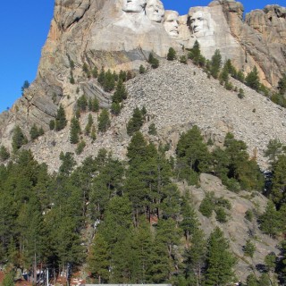 Mount Rushmore National Memorial. Grand View Terrace - Mount Rushmore National Memorial. - Felsen, Berg, Mount Rushmore National Memorial, Abraham Lincoln, George Washington, Theodore Roosevelt, Thomas Jefferson, Denkmal, Black Hills, Granit, Porträt, Mount Rushmore, National Memorial, Bergkette, US-Präsidenten, Präsidenten, Monument, Charles Rushmore, Shrine of Democracy, Grand View Terrace - (Keystone, South Dakota, Vereinigte Staaten)