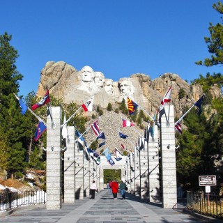 Mount Rushmore National Memorial. Avenue of Flags - Mount Rushmore National Memorial. - Flagge, Felsen, Berg, Mount Rushmore National Memorial, Abraham Lincoln, George Washington, Theodore Roosevelt, Thomas Jefferson, Denkmal, Black Hills, Granit, Porträt, Mount Rushmore, National Memorial, Bergkette, US-Präsidenten, Präsidenten, Monument, Charles Rushmore, Shrine of Democracy, Avenue of Flags, Flaggen - (Keystone, South Dakota, Vereinigte Staaten)