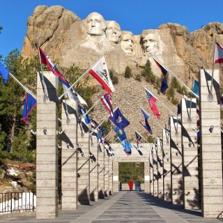 Mount Rushmore National Memorial. Avenue of Flags - Mount Rushmore National Memorial. - Flagge, Felsen, Berg, Mount Rushmore National Memorial, Abraham Lincoln, George Washington, Theodore Roosevelt, Thomas Jefferson, Denkmal, Black Hills, Granit, Porträt, Mount Rushmore, National Memorial, Bergkette, US-Präsidenten, Präsidenten, Monument, Charles Rushmore, Shrine of Democracy, Avenue of Flags, Flaggen - (Keystone, South Dakota, Vereinigte Staaten)