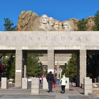 Mount Rushmore National Memorial. Eingangsportal - Mount Rushmore National Memorial. - Felsen, Berg, Mount Rushmore National Memorial, Eingang, Abraham Lincoln, George Washington, Theodore Roosevelt, Thomas Jefferson, Denkmal, Black Hills, Granit, Porträt, Mount Rushmore, National Memorial, Bergkette, US-Präsidenten, Präsidenten, Monument, Charles Rushmore, Shrine of Democracy, Portal, Eingangsportal - (Keystone, South Dakota, Vereinigte Staaten)