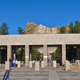 Mount Rushmore National Memorial. Eingangsportal - Mount Rushmore National Memorial. - Felsen, Berg, Mount Rushmore National Memorial, Eingang, Abraham Lincoln, George Washington, Theodore Roosevelt, Thomas Jefferson, Denkmal, Black Hills, Granit, Porträt, Mount Rushmore, National Memorial, Bergkette, US-Präsidenten, Präsidenten, Monument, Charles Rushmore, Shrine of Democracy, Portal, Eingangsportal - (Keystone, South Dakota, Vereinigte Staaten)