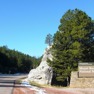 Mount Rushmore National Memorial. - Strasse, Schild, Tafel, Ankünder, Einfahrtsschild, Mount Rushmore National Memorial, Einfahrt, Mount Rushmore, National Memorial - (Keystone, South Dakota, Vereinigte Staaten)