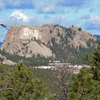 Mount Rushmore National Memorial. - Landschaft, Felsen, Bäume, Berg, Mount Rushmore National Memorial, Abraham Lincoln, George Washington, Theodore Roosevelt, Thomas Jefferson, Denkmal, Black Hills, Granit, Porträt, Mount Rushmore, National Memorial, Bergkette, US-Präsidenten, Präsidenten, Monument, Charles Rushmore, Shrine of Democracy - (Keystone, South Dakota, Vereinigte Staaten)