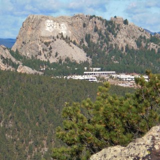 Mount Rushmore National Memorial. - Landschaft, Felsen, Bäume, Berg, Mount Rushmore National Memorial, Abraham Lincoln, George Washington, Theodore Roosevelt, Thomas Jefferson, Denkmal, Black Hills, Granit, Porträt, Mount Rushmore, National Memorial, Bergkette, US-Präsidenten, Präsidenten, Monument, Charles Rushmore, Shrine of Democracy - (Keystone, South Dakota, Vereinigte Staaten)