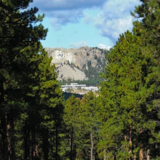 Mount Rushmore National Memorial. - Landschaft, Felsen, Bäume, Berg, Mount Rushmore National Memorial, Abraham Lincoln, George Washington, Theodore Roosevelt, Thomas Jefferson, Denkmal, Black Hills, Granit, Porträt, Mount Rushmore, National Memorial, Bergkette, US-Präsidenten, Präsidenten, Monument, Charles Rushmore, Shrine of Democracy - (Keystone, South Dakota, Vereinigte Staaten)