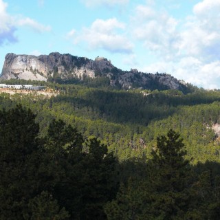 Mount Rushmore National Memorial. - Landschaft, Felsen, Bäume, Berg, Mount Rushmore National Memorial, Abraham Lincoln, George Washington, Theodore Roosevelt, Thomas Jefferson, Denkmal, Black Hills, Granit, Porträt, Mount Rushmore, National Memorial, Bergkette, US-Präsidenten, Präsidenten, Monument, Charles Rushmore, Shrine of Democracy - (Keystone, South Dakota, Vereinigte Staaten)