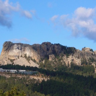 Mount Rushmore National Memorial. - Landschaft, Felsen, Bäume, Berg, Mount Rushmore National Memorial, Abraham Lincoln, George Washington, Theodore Roosevelt, Thomas Jefferson, Denkmal, Black Hills, Granit, Porträt, Mount Rushmore, National Memorial, Bergkette, US-Präsidenten, Präsidenten, Monument, Charles Rushmore, Shrine of Democracy - (Keystone, South Dakota, Vereinigte Staaten)