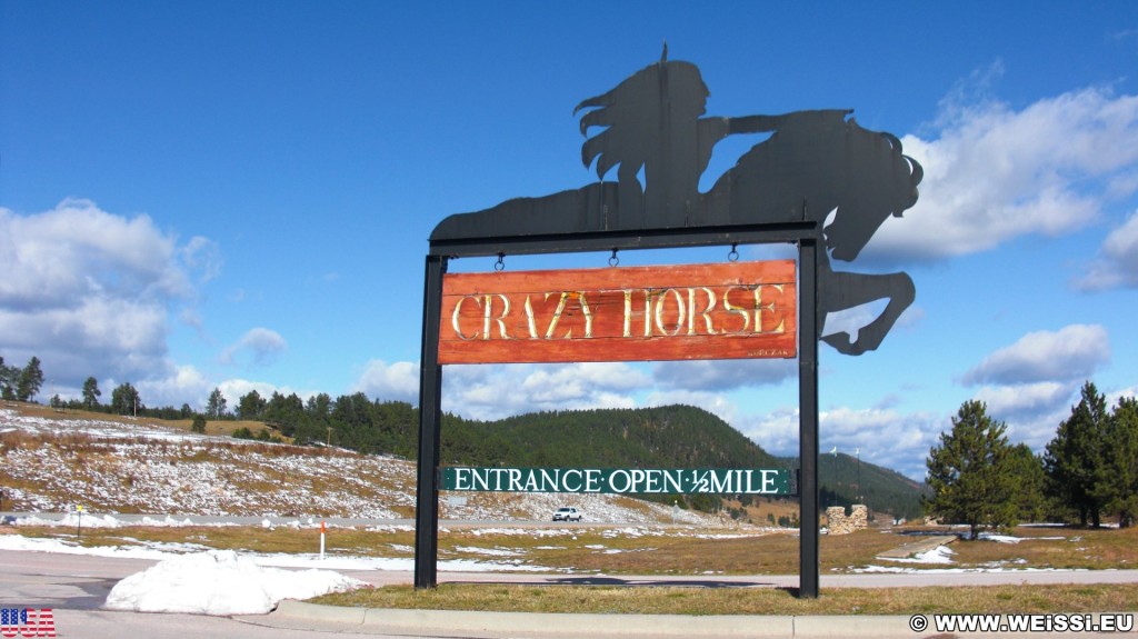 Crazy Horse Memorial. Einfahrt - Crazy Horse Memorial. - Schild, Tafel, Einfahrtsschild, Skulptur, Gesicht, Einfahrt, Black Hills, Granit, Berne, Crazy Horse Memorial, Custer, Crazy Horse - (Berne, Custer, South Dakota, Vereinigte Staaten)