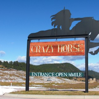 Crazy Horse Memorial. Einfahrt - Crazy Horse Memorial. - Schild, Tafel, Einfahrtsschild, Skulptur, Gesicht, Einfahrt, Black Hills, Granit, Berne, Crazy Horse Memorial, Custer, Crazy Horse - (Berne, Custer, South Dakota, Vereinigte Staaten)