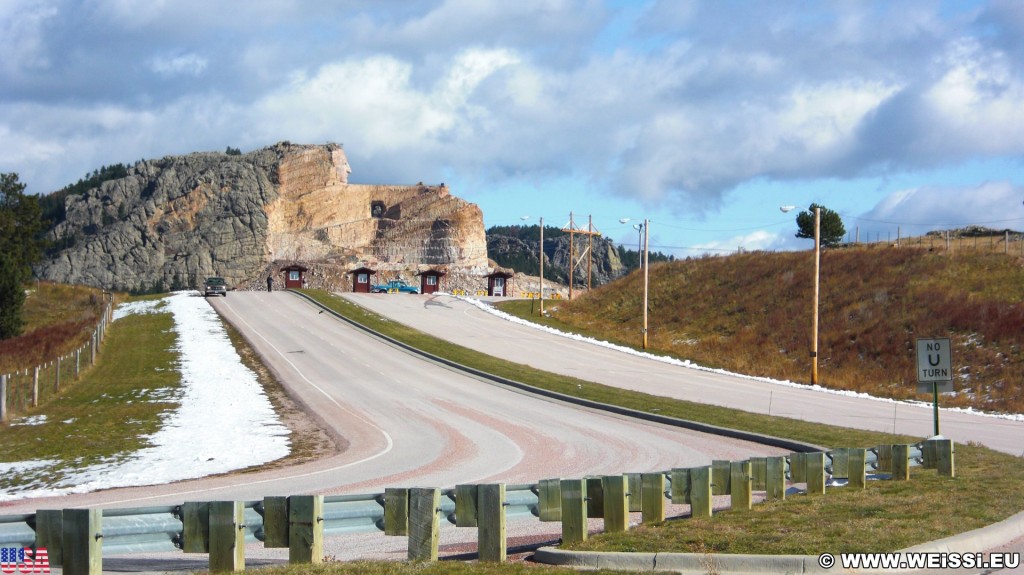 Crazy Horse Memorial. Einfahrt - Crazy Horse Memorial. - Strasse, Felsformation, Berg, Felswand, Skulptur, Gesicht, Black Hills, Granit, Berne, Crazy Horse Memorial, Custer, Crazy Horse, Kassenhäuschen, Thunderhead Mountain, Korczak Ziolkowski - (Berne, Custer, South Dakota, Vereinigte Staaten)