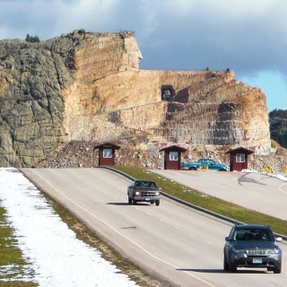 Crazy Horse Memorial. Einfahrt - Crazy Horse Memorial. - Strasse, Auto, Felsformation, Berg, Felswand, Skulptur, Gesicht, Black Hills, Granit, Berne, Crazy Horse Memorial, Custer, Crazy Horse, Kassenhäuschen, Thunderhead Mountain, Korczak Ziolkowski - (Berne, Custer, South Dakota, Vereinigte Staaten)