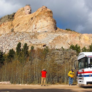 Crazy Horse Memorial. - Bäume, Felsformation, Berg, Felswand, Bus, Personen, Skulptur, Gesicht, Black Hills, Granit, Berne, Crazy Horse Memorial, Custer, Crazy Horse, Thunderhead Mountain, Korczak Ziolkowski, Kopf - (Berne, Custer, South Dakota, Vereinigte Staaten)