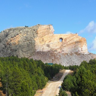 Crazy Horse Memorial. - Bäume, Felsformation, Berg, Felswand, Skulptur, Gesicht, Black Hills, Granit, Berne, Crazy Horse Memorial, Custer, Crazy Horse, Thunderhead Mountain, Korczak Ziolkowski, Kopf - (Berne, Custer, South Dakota, Vereinigte Staaten)