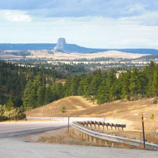 Devils Tower National Monument. - Sehenswürdigkeit, Landschaft, Bäume, Berg, Monolith, Devils Tower, Devils Tower National Monument, Wyoming, Attraktion, Teufelsturm, Carlile Junction, Sundance, Vulkangestein - (Carlile Junction, Sundance, Wyoming, Vereinigte Staaten)