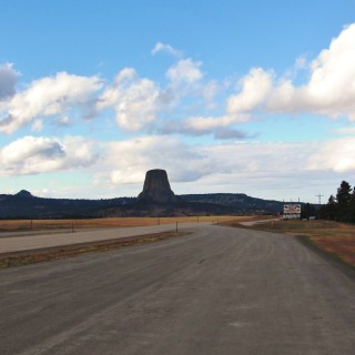 Devils Tower National Monument. - Sehenswürdigkeit, Landschaft, Berg, Monolith, Devils Tower, Devils Tower National Monument, Wyoming, Attraktion, Teufelsturm, Vulkangestein - (Devils Tower, Wyoming, Vereinigte Staaten)