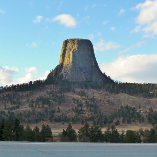 Devils Tower National Monument. - Sehenswürdigkeit, Landschaft, Berg, Monolith, Devils Tower, Devils Tower National Monument, Wyoming, Attraktion, Teufelsturm, Vulkangestein - (Devils Tower, Wyoming, Vereinigte Staaten)