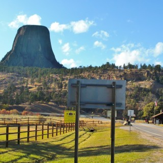 Devils Tower National Monument. - Sehenswürdigkeit, Landschaft, Berg, Monolith, Devils Tower, Devils Tower National Monument, Wyoming, Attraktion, Teufelsturm - (Devils Tower, Wyoming, Vereinigte Staaten)