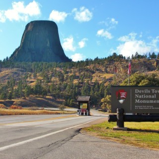 Devils Tower National Monument. - Schild, Sehenswürdigkeit, Landschaft, Tafel, Ankünder, Einfahrtsschild, Berg, Monolith, Devils Tower, Devils Tower National Monument, Wyoming, Attraktion, Teufelsturm, Vulkangestein - (Devils Tower, Wyoming, Vereinigte Staaten)