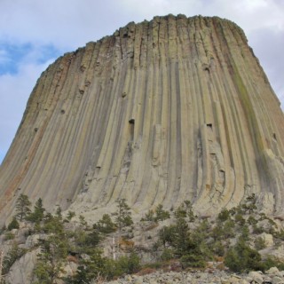 Devils Tower National Monument. Tower Trail - Devils Tower National Monument. - Sehenswürdigkeit, Berg, Monolith, Devils Tower, Devils Tower National Monument, Wyoming, Attraktion, Teufelsturm, Vulkangestein, Tower Trail - (Devils Tower, Wyoming, Vereinigte Staaten)