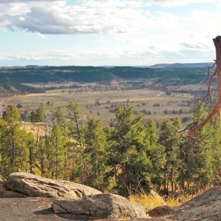 Devils Tower National Monument. Tower Trail - Devils Tower National Monument. - Sehenswürdigkeit, Landschaft, Berg, Monolith, Devils Tower, Devils Tower National Monument, Wyoming, Attraktion, Teufelsturm, Tower Trail - (Devils Tower, Wyoming, Vereinigte Staaten)