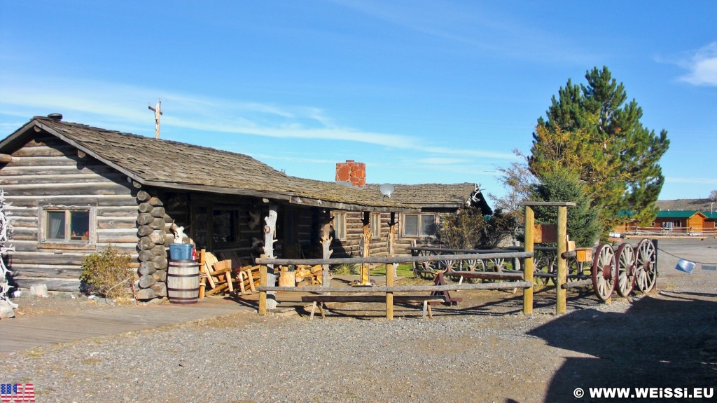 Old Trail Town. Old Trail Town - Museum of the Old West. - Gebäude, Zaun, Holzhaus, Holzhütte, Wild West, Old Trail Town, Museum of the Old West, Wilder Westen, Räder, Wagenräder - (Cody, Wyoming, Vereinigte Staaten)