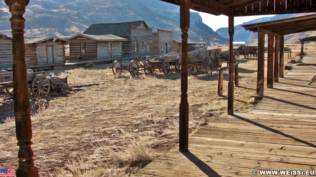 Old Trail Town. Old Trail Town - Museum of the Old West. - Gebäude, Holzhaus, Holzhütte, Wild West, Old Trail Town, Museum of the Old West, Wilder Westen, Holzwagen, Pferdekarre, Leiterwagen - (Cody, Wyoming, Vereinigte Staaten)