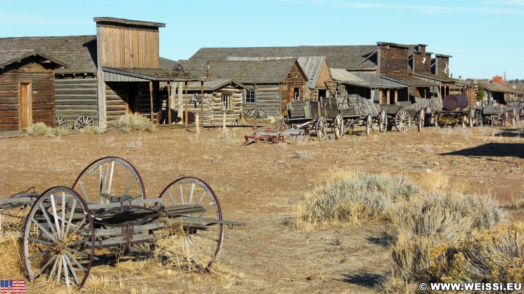 Old Trail Town. Old Trail Town - Museum of the Old West. - Gebäude, Holzhaus, Holzhütte, Wild West, Old Trail Town, Museum of the Old West, Wilder Westen, Holzwagen, Pferdekarre, Leiterwagen - (Cody, Wyoming, Vereinigte Staaten)