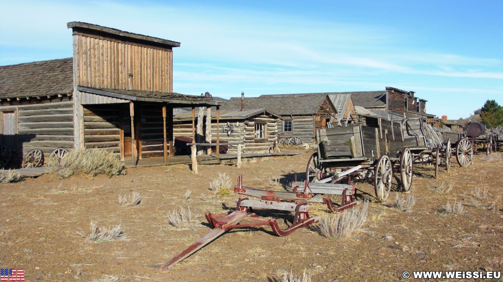 Old Trail Town. Old Trail Town - Museum of the Old West. - Gebäude, Holzhaus, Holzhütte, Wild West, Old Trail Town, Museum of the Old West, Wilder Westen, Holzwagen, Pferdekarre, Leiterwagen - (Cody, Wyoming, Vereinigte Staaten)