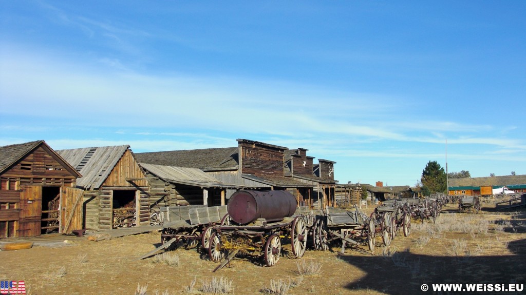 Old Trail Town. Old Trail Town - Museum of the Old West. - Gebäude, Holzhaus, Holzhütte, Wild West, Old Trail Town, Museum of the Old West, Wilder Westen, Holzwagen, Pferdekarre, Leiterwagen - (Cody, Wyoming, Vereinigte Staaten)