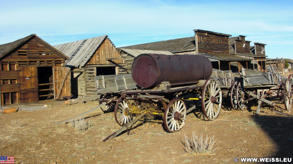 Old Trail Town. Old Trail Town - Museum of the Old West. - Gebäude, Holzhaus, Holzhütte, Wild West, Old Trail Town, Museum of the Old West, Wilder Westen, Holzwagen, Pferdekarre, Leiterwagen - (Cody, Wyoming, Vereinigte Staaten)