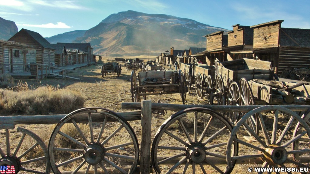 Old Trail Town. Old Trail Town - Museum of the Old West. - Gebäude, Holzhaus, Holzhütte, Wild West, Old Trail Town, Museum of the Old West, Wilder Westen, Holzwagen, Pferdekarre, Leiterwagen - (Cody, Wyoming, Vereinigte Staaten)