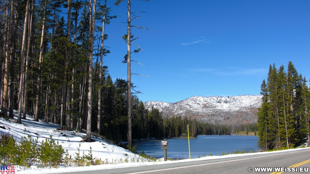 Sylvan Lake- Yellowstone-Nationalpark. - Strasse, Landschaft, Bäume, See, Gebirgssee, Wasser, Berge, Sylvan Lake, Sylvan Pass - (Pahaska Tepee, Yellowstone National Park, Wyoming, Vereinigte Staaten)