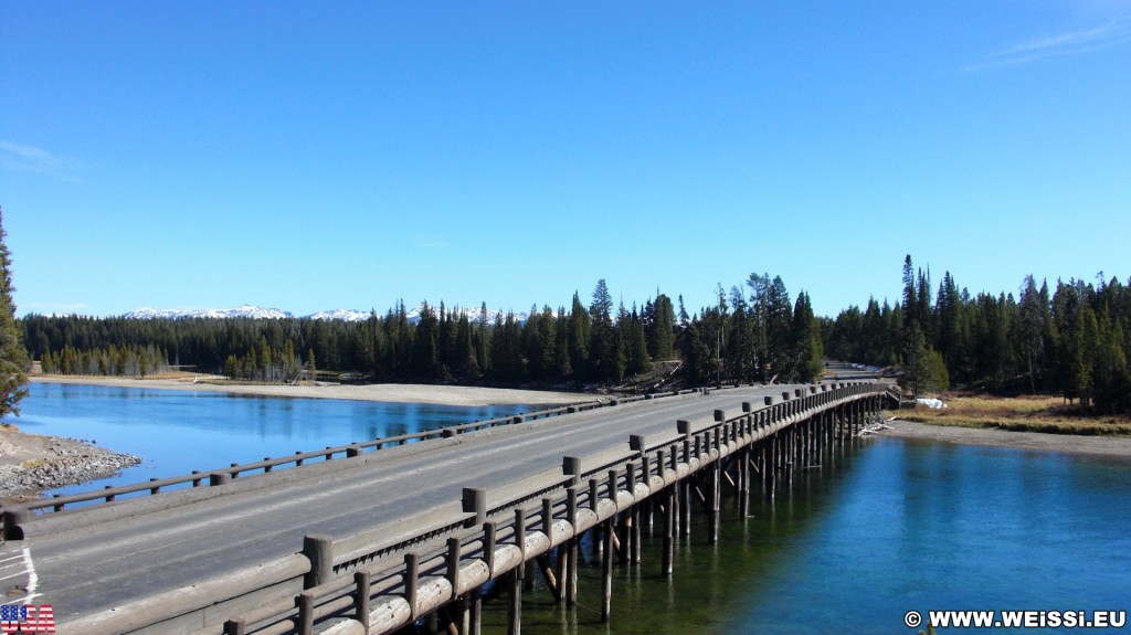 Yellowstone-Nationalpark. Fishing Bridge - Yellowstone-Nationalpark. - Brücke, Landschaft, Bäume, Fluss, Wasser, Ufer, Fishing Bridge, Brückenkonstruktion, Yellowstone River - (Lake, Yellowstone National Park, Wyoming, Vereinigte Staaten)