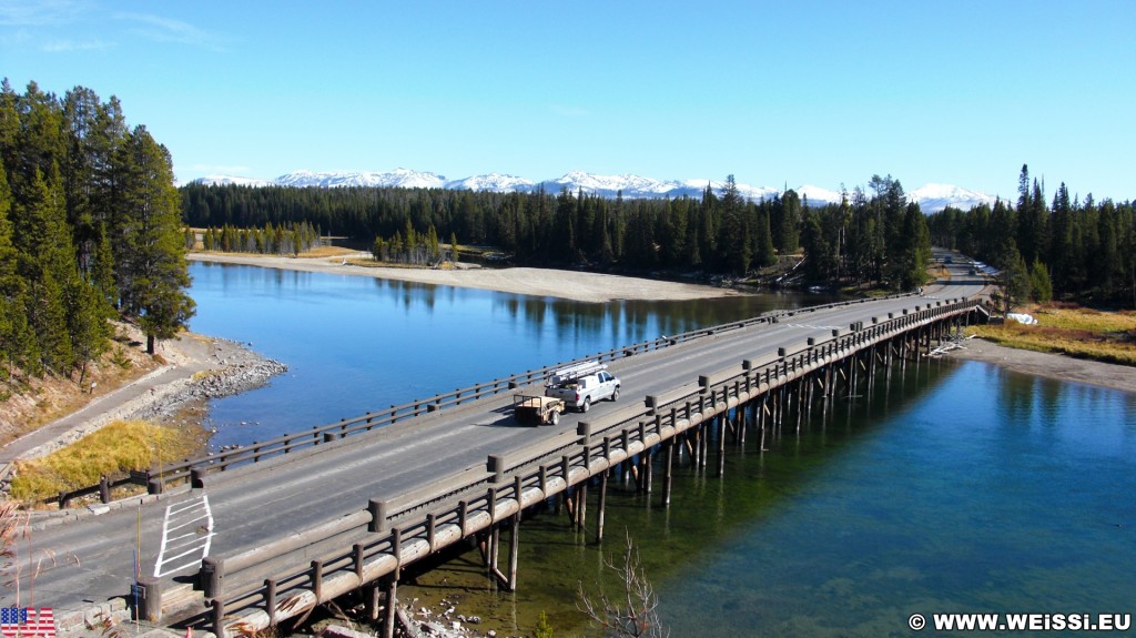 Yellowstone-Nationalpark. Fishing Bridge - Yellowstone-Nationalpark. - Brücke, Landschaft, Bäume, Fluss, Wasser, Ufer, Fishing Bridge, Brückenkonstruktion, Yellowstone River - (Lake, Yellowstone National Park, Wyoming, Vereinigte Staaten)