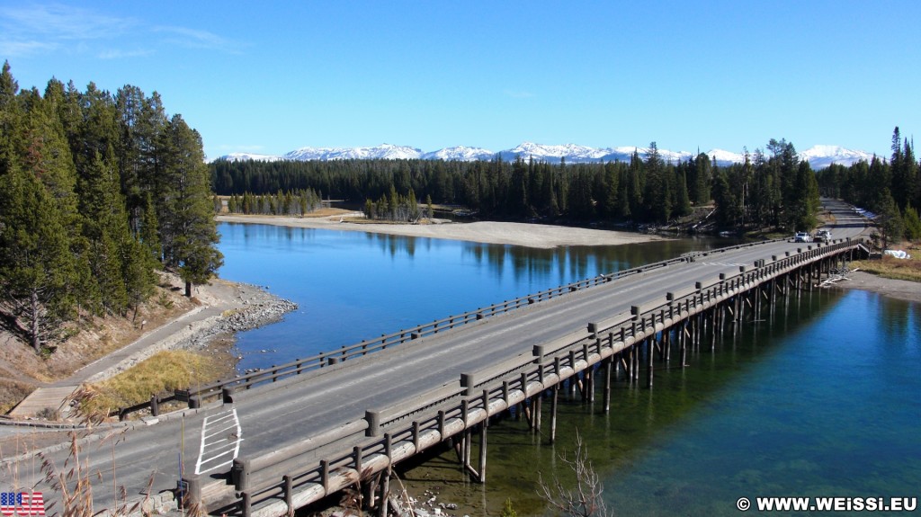 Yellowstone-Nationalpark. Fishing Bridge - Yellowstone-Nationalpark. - Brücke, Landschaft, Bäume, Fluss, Wasser, Ufer, Fishing Bridge, Brückenkonstruktion, Yellowstone River - (Lake, Yellowstone National Park, Wyoming, Vereinigte Staaten)