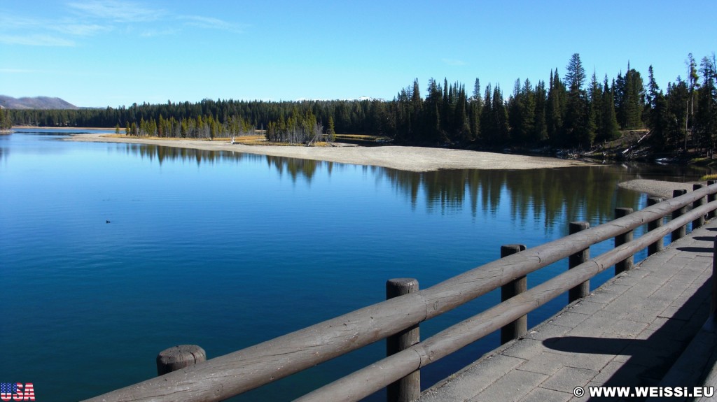 Yellowstone-Nationalpark. Fishing Bridge - Yellowstone-Nationalpark. - Brücke, Landschaft, Bäume, Fluss, Wasser, Ufer, Fishing Bridge, Brückenkonstruktion, Yellowstone River - (Lake, Yellowstone National Park, Wyoming, Vereinigte Staaten)