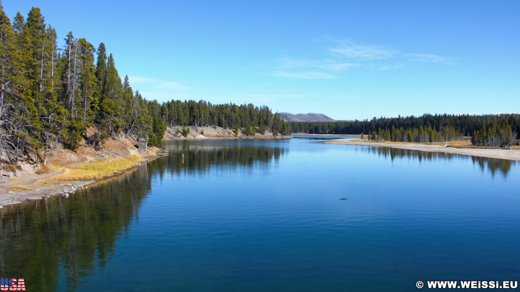 Yellowstone-Nationalpark. Fishing Bridge - Yellowstone-Nationalpark. - Landschaft, Bäume, Ufer, Fishing Bridge, Yellowstone River - (Lake, Yellowstone National Park, Wyoming, Vereinigte Staaten)