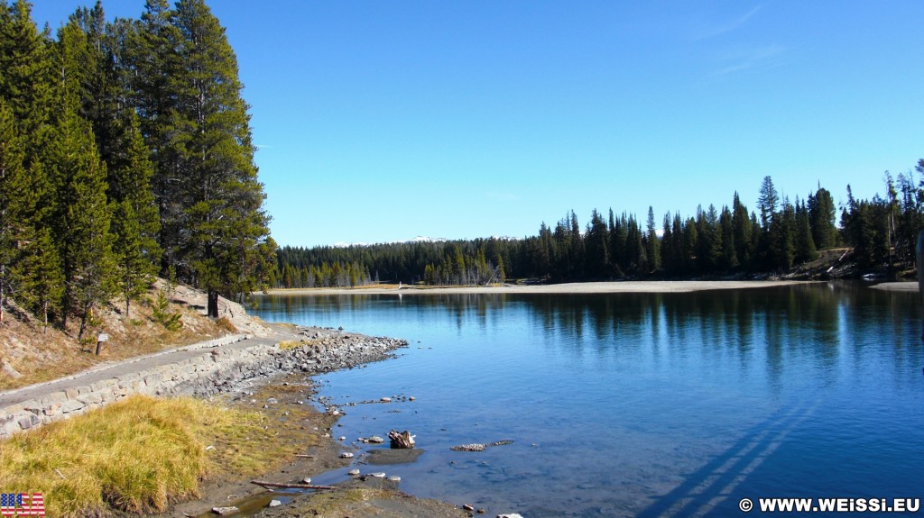 Yellowstone-Nationalpark. Fishing Bridge - Yellowstone-Nationalpark. - Landschaft, Bäume, Ufer, Fishing Bridge, Yellowstone River - (Lake, Yellowstone National Park, Wyoming, Vereinigte Staaten)