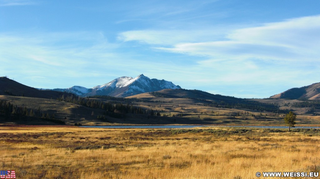 Yellowstone-Nationalpark. Electric Peak und Swan Lake - Yellowstone-Nationalpark. - Landschaft, See, Berg, Wasser, Electric Peak, Swan Lake, Grasland - (Mammoth, Yellowstone National Park, Wyoming, Vereinigte Staaten)