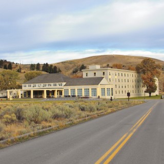 Mammoth Hot Springs Hotel and Cabins - Yellowstone-Nationalpark. - Gebäude, Hotel, Mammoth Hot Springs, Mammoth Hot Springs Hotel and Cabins - (Mammoth, Yellowstone National Park, Wyoming, Vereinigte Staaten)